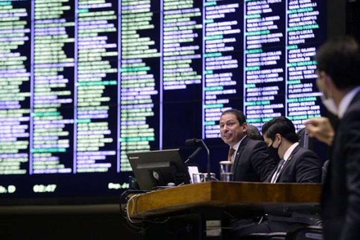 Congresso derruba veto de Bolsonaro ao projeto de lei que leva conectividade para escolas públicas - PL 3477