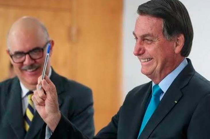 Bolsonaro assina portaria que aumenta em 33,24% o piso salarial para professores da educação básica