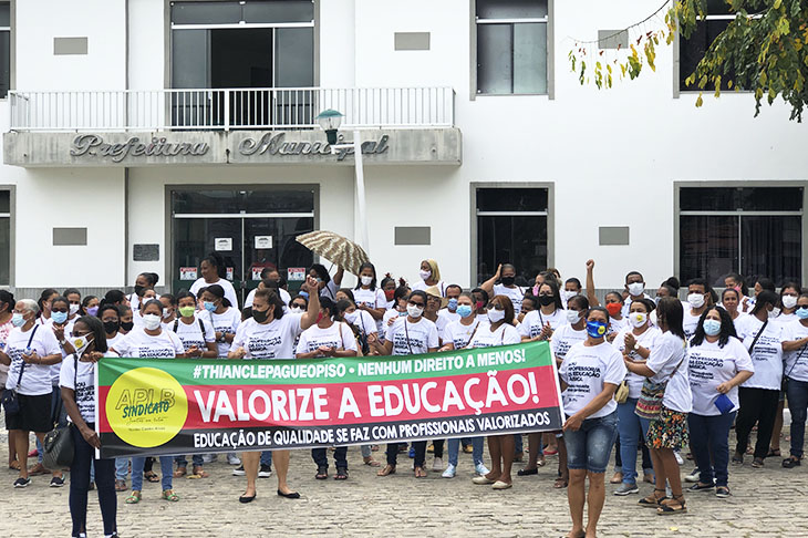 Em Castro Alves, Profissionais em Educação paralisam atividades e pedem cumprimento do piso salarial