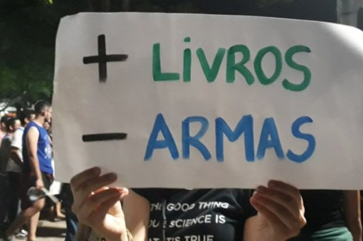 Armas contra livros: Bolsonaro prevê mais dinheiro para a Defesa do que para a Educação em 2021