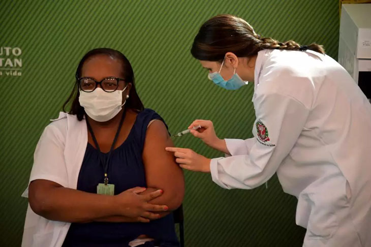 Primeira brasileira vacinada no Brasil diz que não teve efeitos colaterais