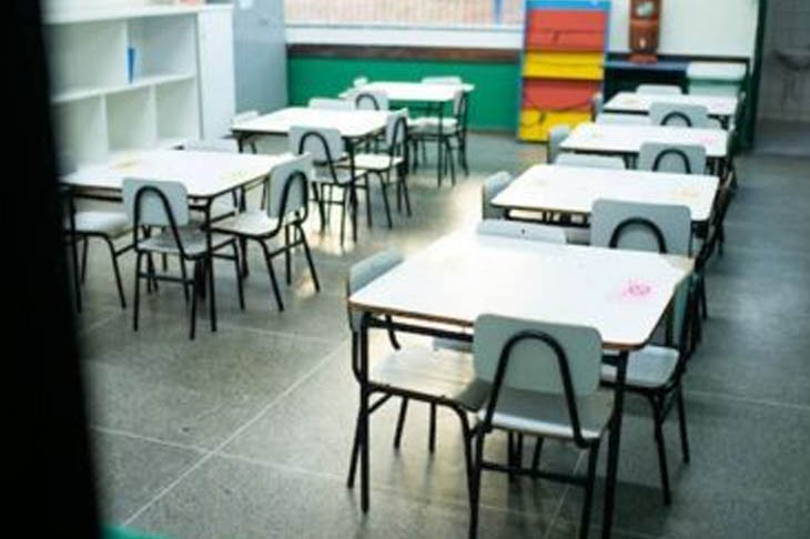 Conselho Nacional de Educação decide que escolas poderão adotar ensino remoto diante de nova alta de casos