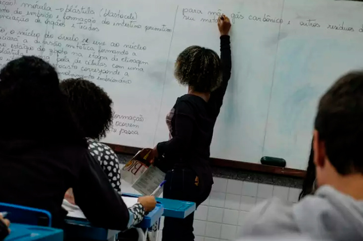 Salário dos professores brasileiros precisaria ser o dobro para alcançar média dos países ricos