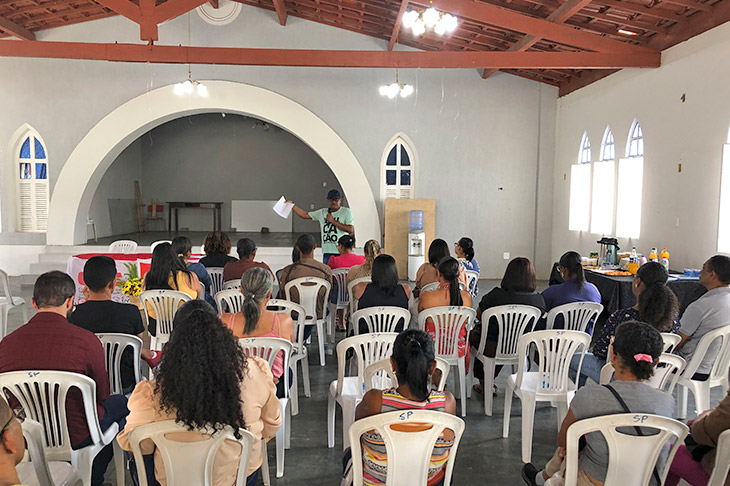 Em Assembleia Geral, profissionais da educação ...