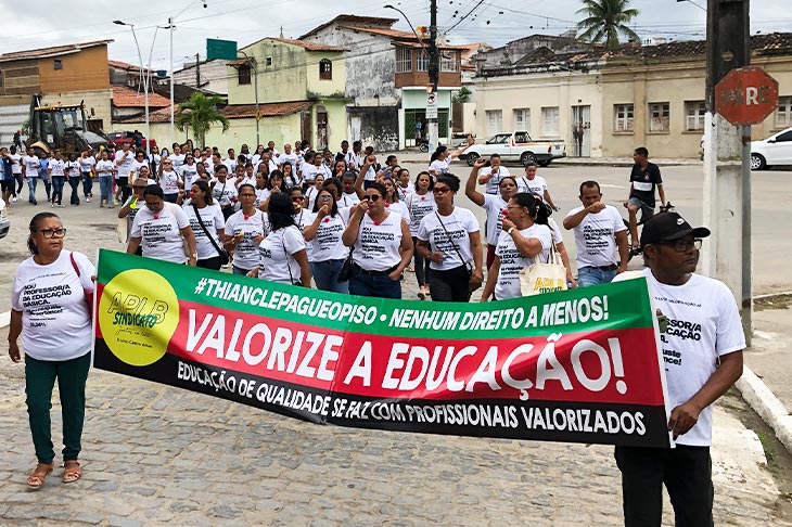 Professores de Castro Alves fazem apitaço e cobram pagamento do piso salarial