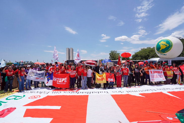 Servidores ocupam a Esplanada em marcha contra a Reforma ...